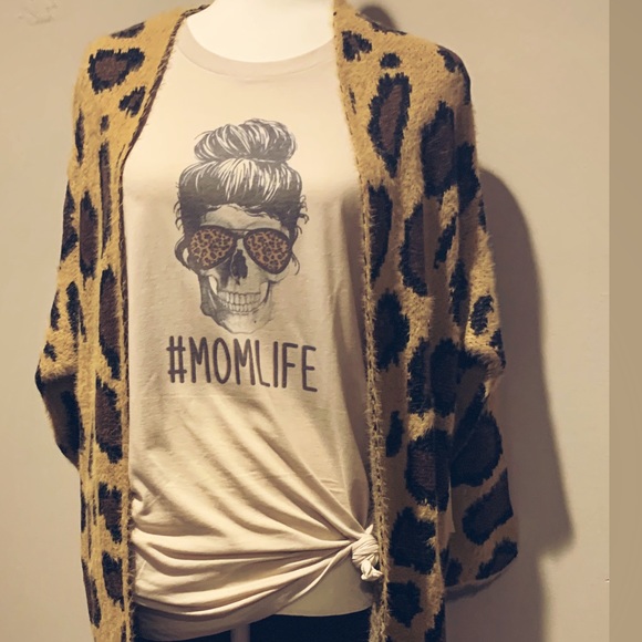 Bella Canvas Tops - 1 LEFT‼️HOT ITEM🔥HP✨NEW Mom skull leopard t-shirt